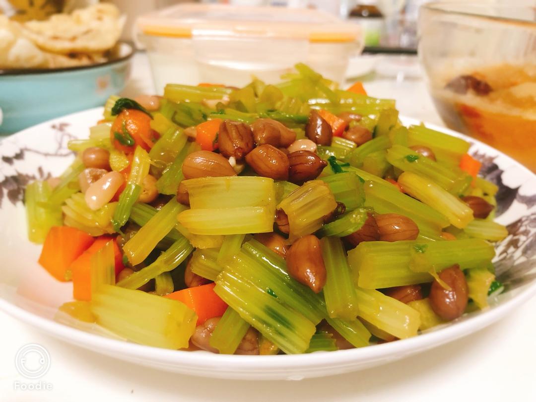 凉拌芹菜花生米胡萝卜