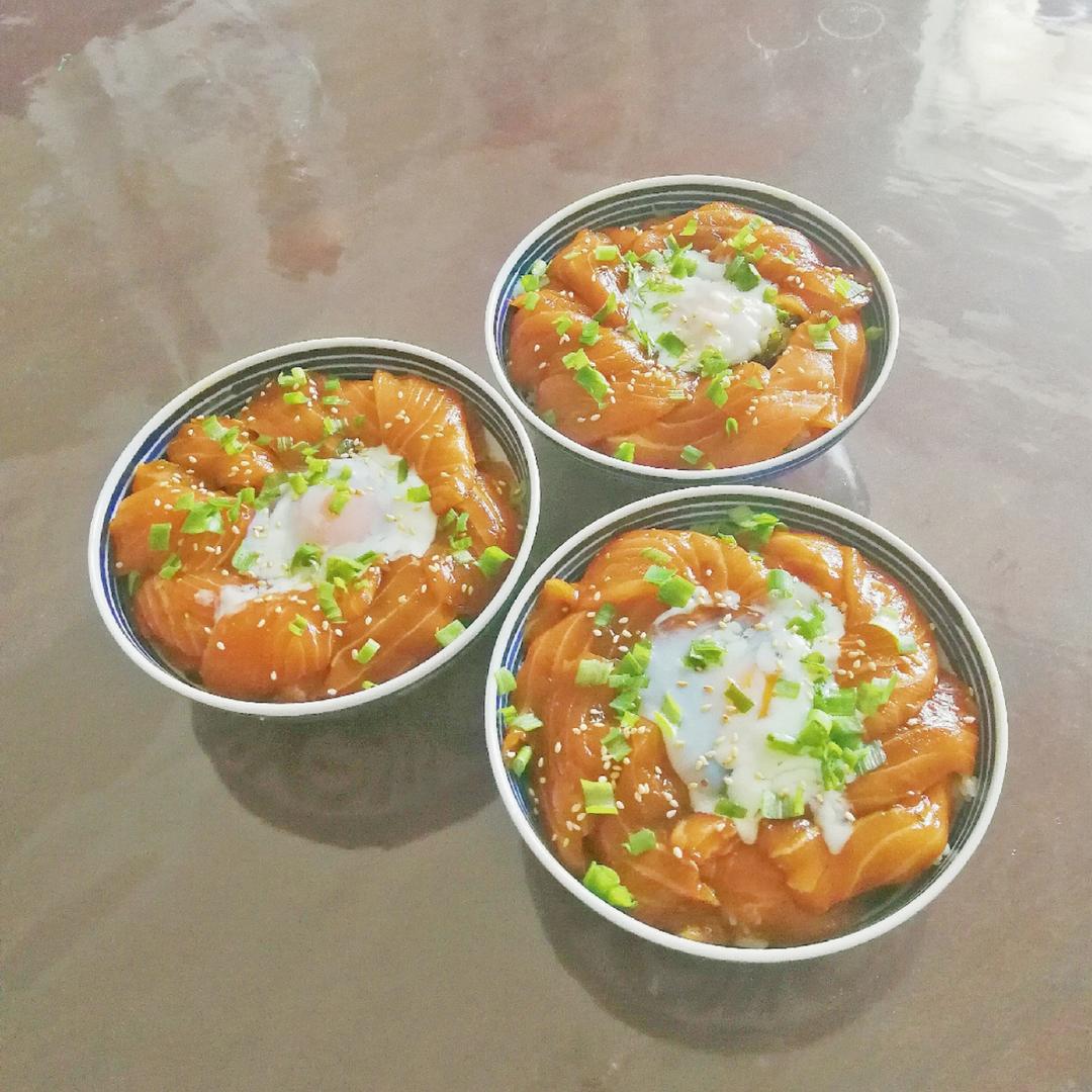 日式三文鱼温泉蛋盖饭