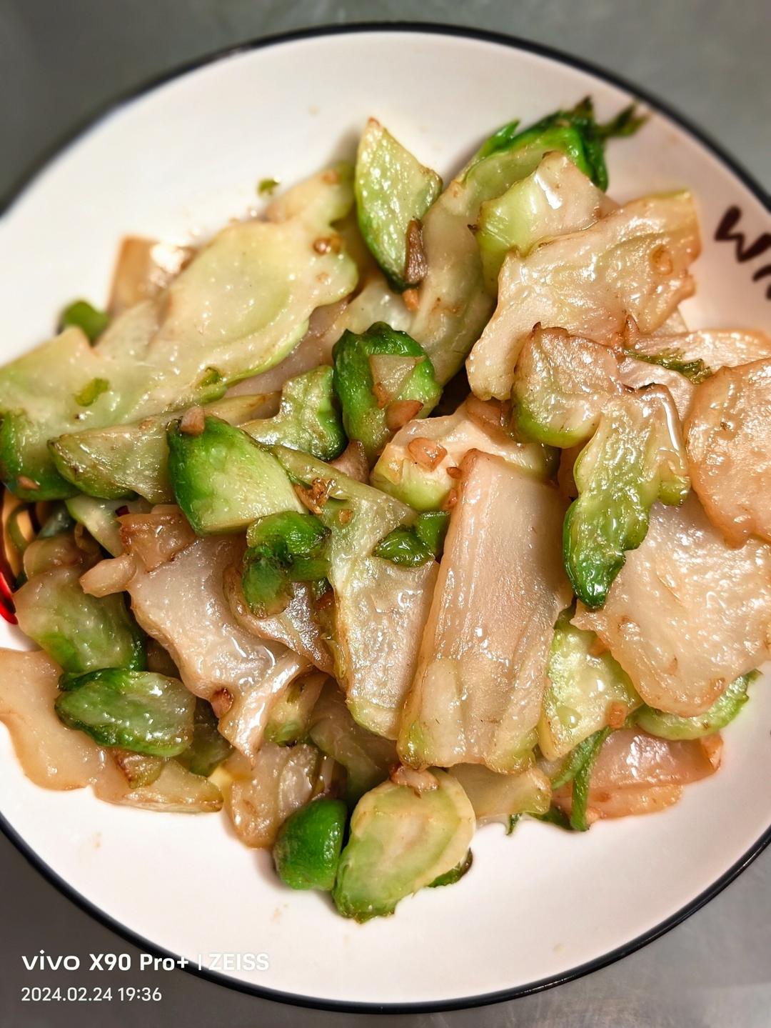 像极了小时候没肉吃才做的猪油渣炒儿菜