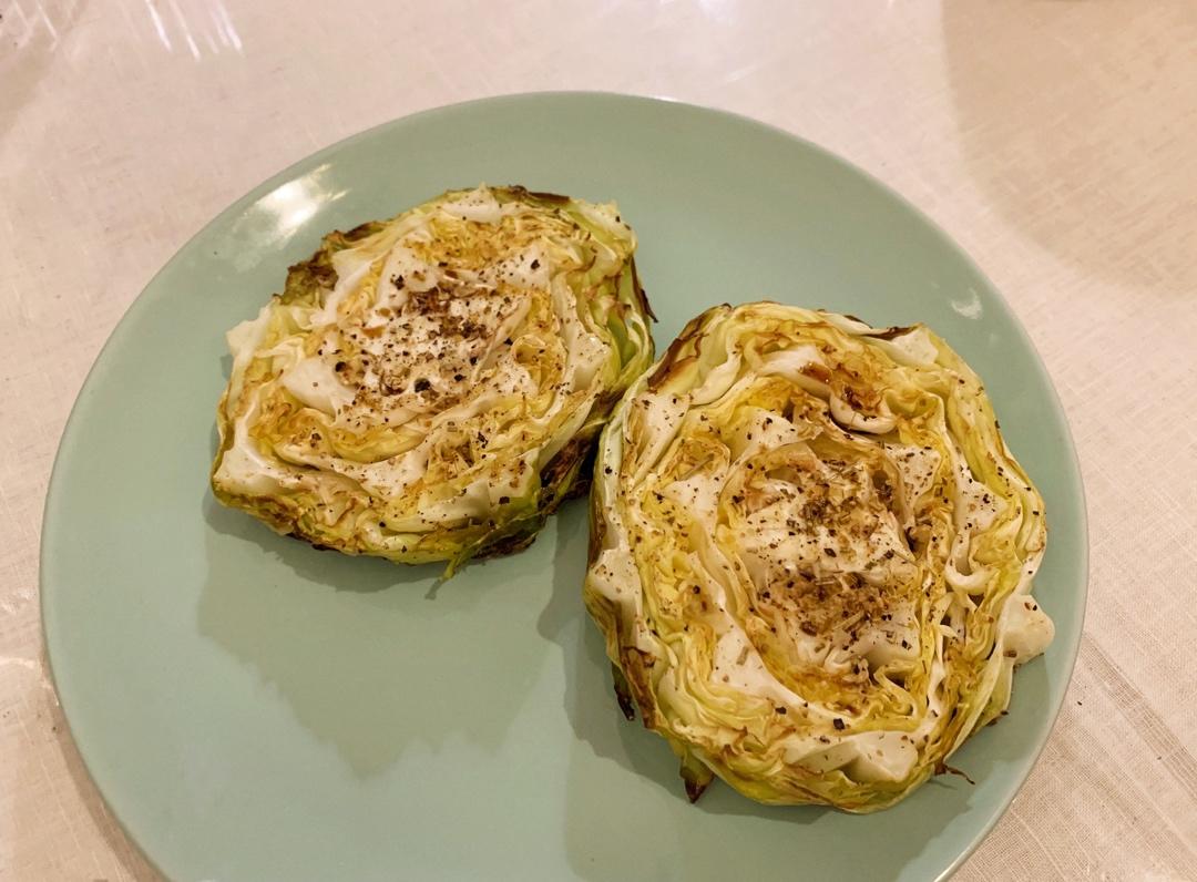 Garlic Rubbed Roasted Cabbage Steaks 蒜烤圆白菜排