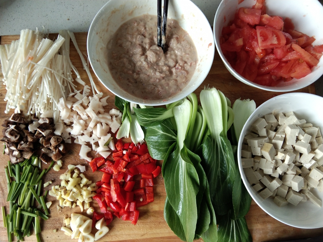 西红柿金针菇豆腐青菜牛肉汤的做法 步骤2