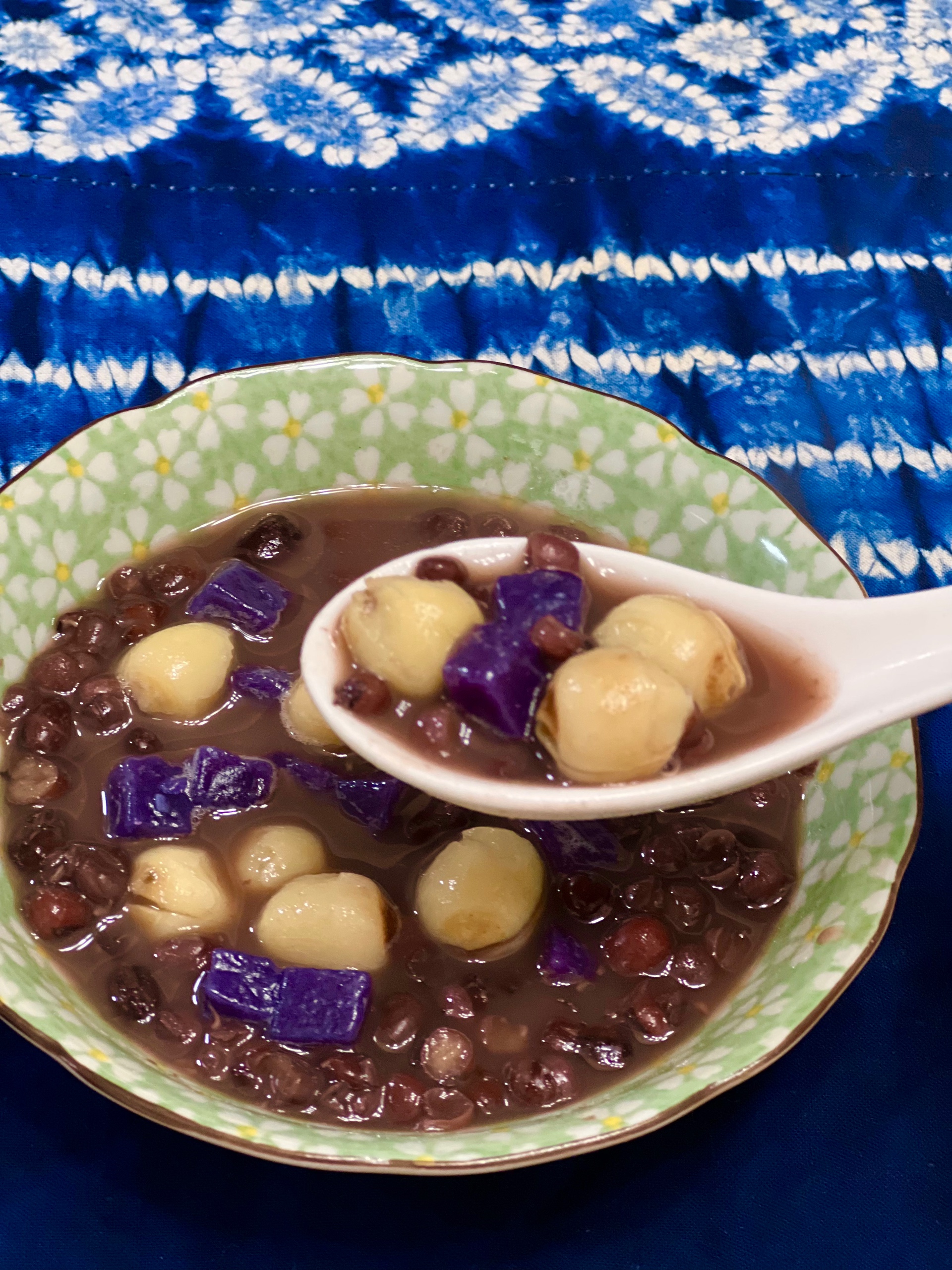 紫薯圆莲子红豆汤