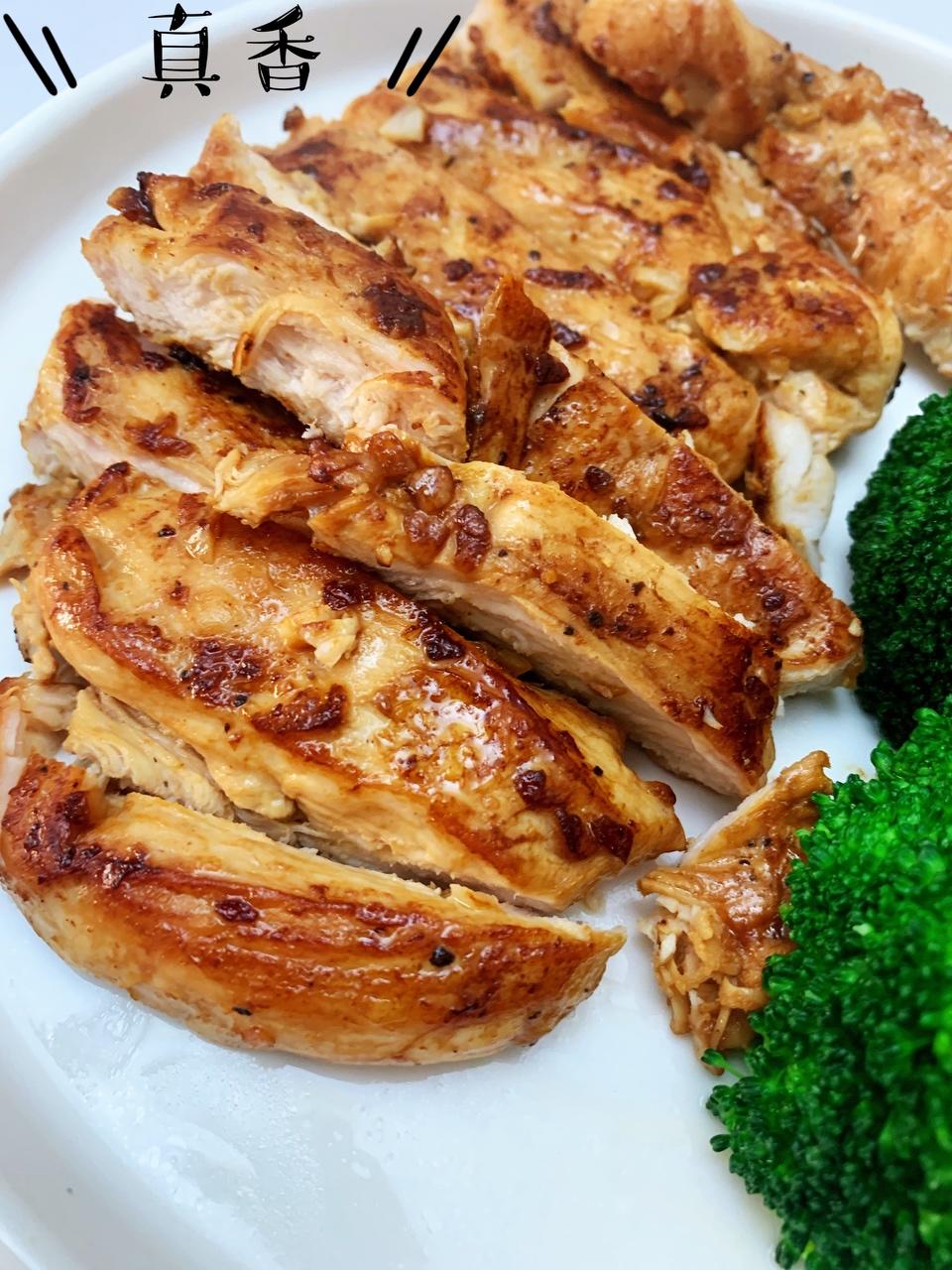 香煎鸡胸肉这样做，轻松度过减脂期的做法 步骤5