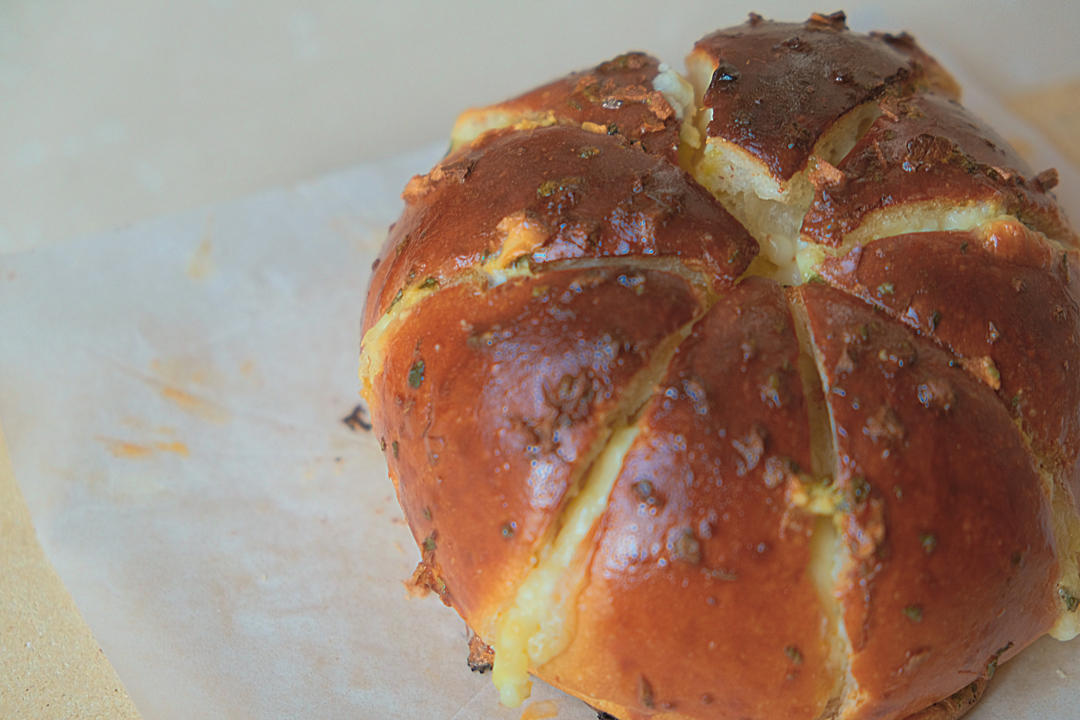 火爆韩国街头の奶油蒜香包~蒜香四溢邻家小孩馋哭了的面包