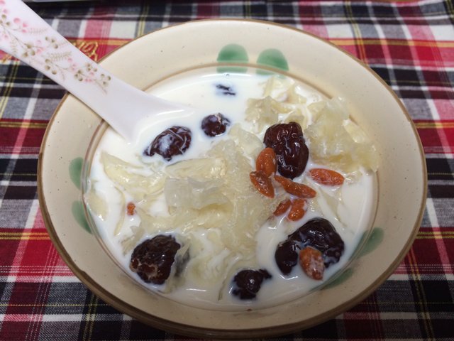 牛奶炖白木耳