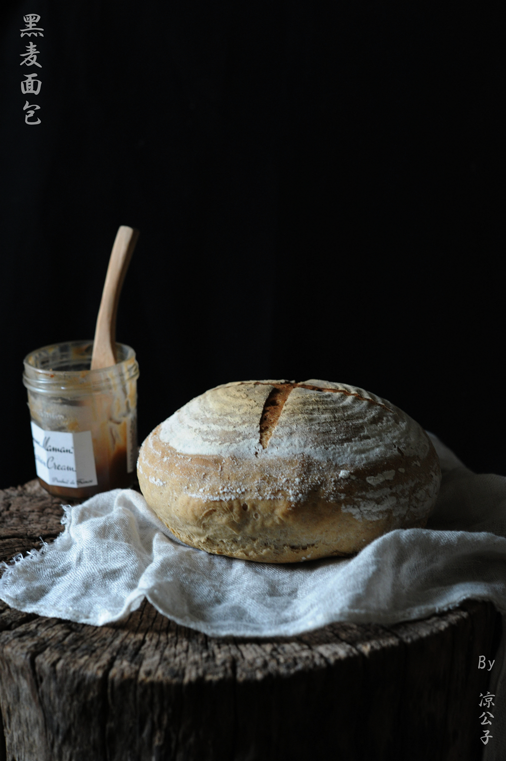 朴素的黑麦面包