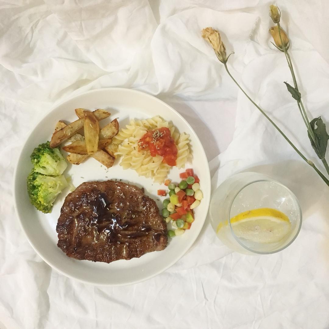 黑椒牛排（配土豆/鸡蛋，意面/蔬菜）