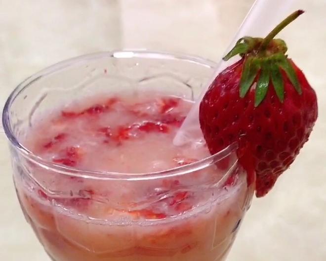自制草莓饮的做法