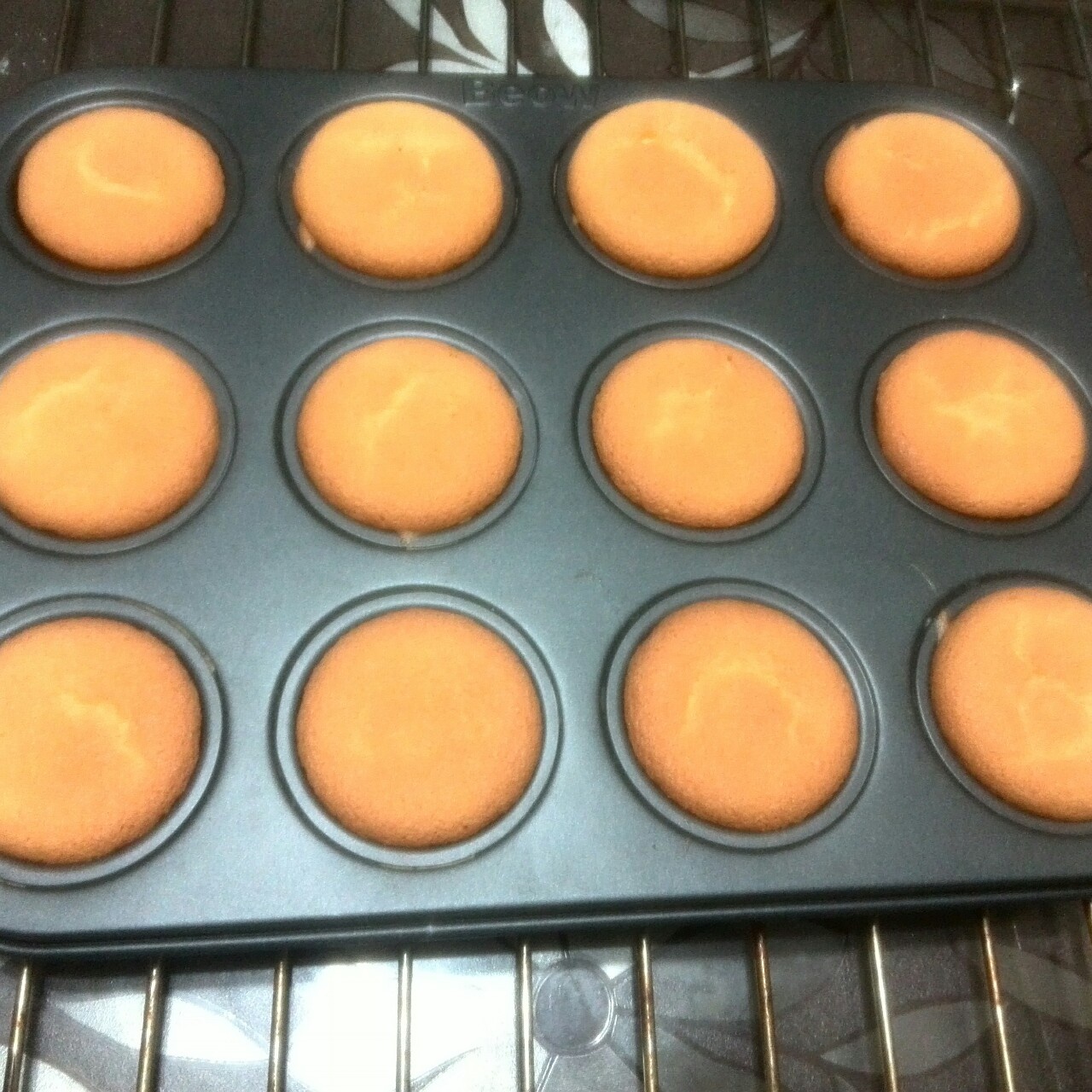 戚风杯子蛋糕^_^不开裂不回缩喔～