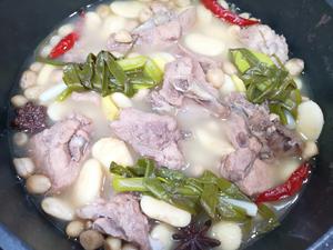 下雨天就想喝一碗暖暖的花生芸豆排骨汤的做法 步骤14
