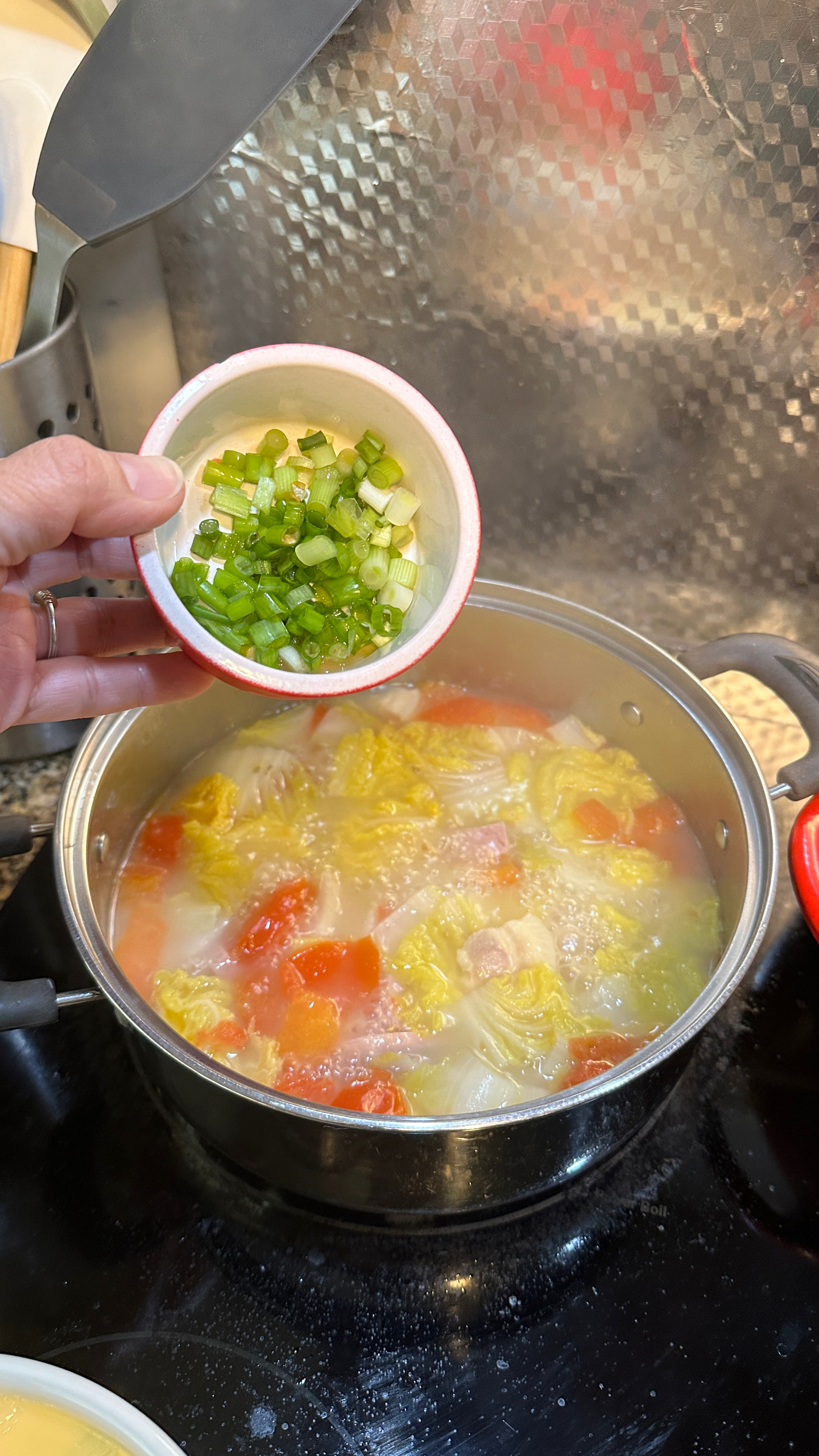 家常白菜番茄咸肉汤的做法
