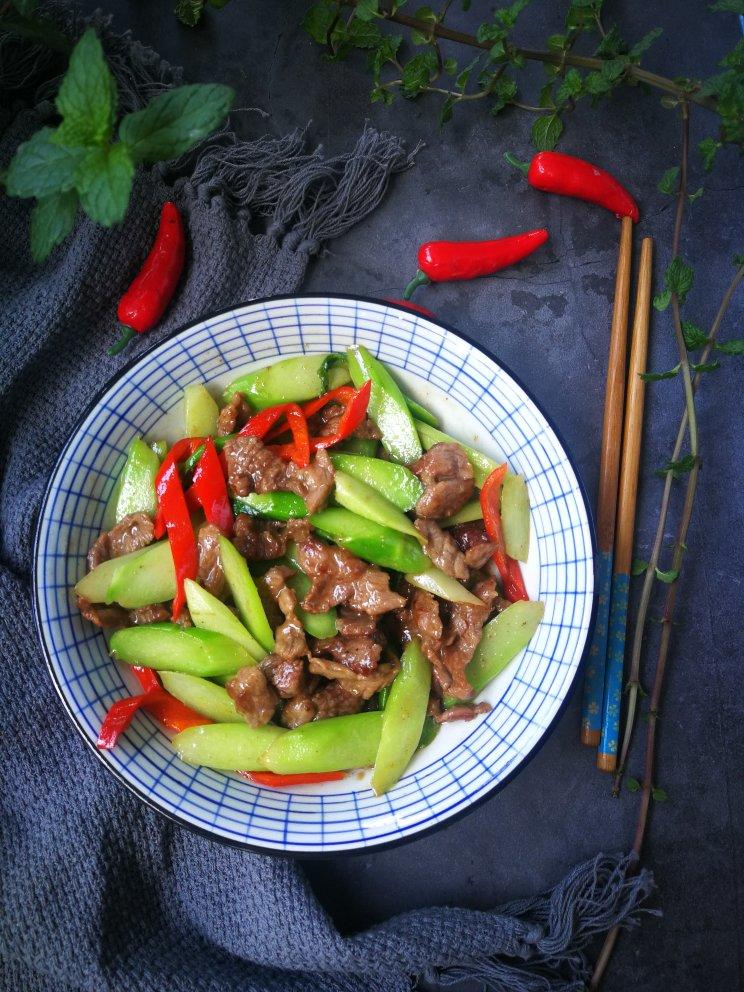 厨房里的留守女子做的厨房小白也能搞定的牛肉炒莴笋