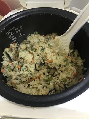 好吃的豌豆萝卜香菇焖饭的做法 步骤5