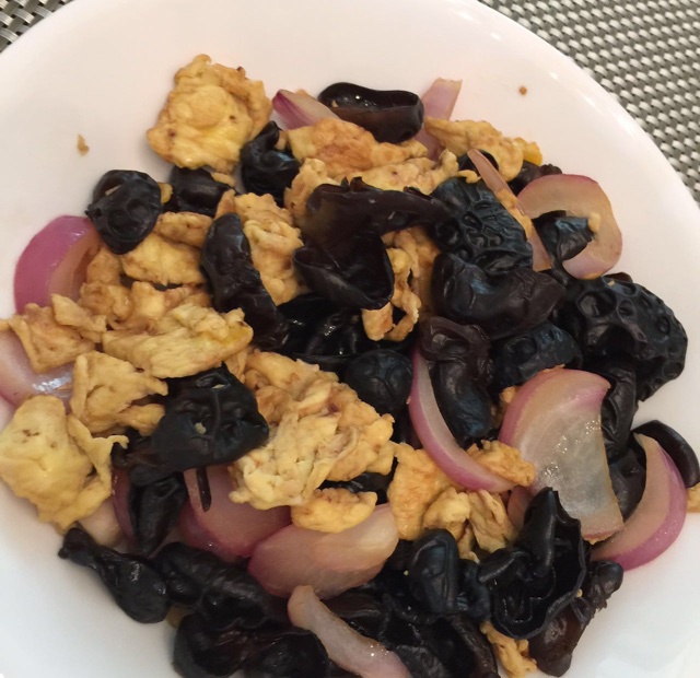 洋葱木耳炒土鸡蛋