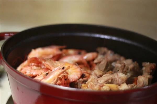 焖干锅排骨虾---用铸铁锅做创意菜