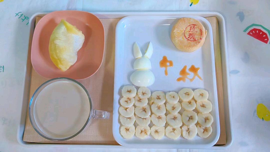 中秋节简单早餐摆盘：玉兔赏月摆盘！祝大家中秋节快乐！