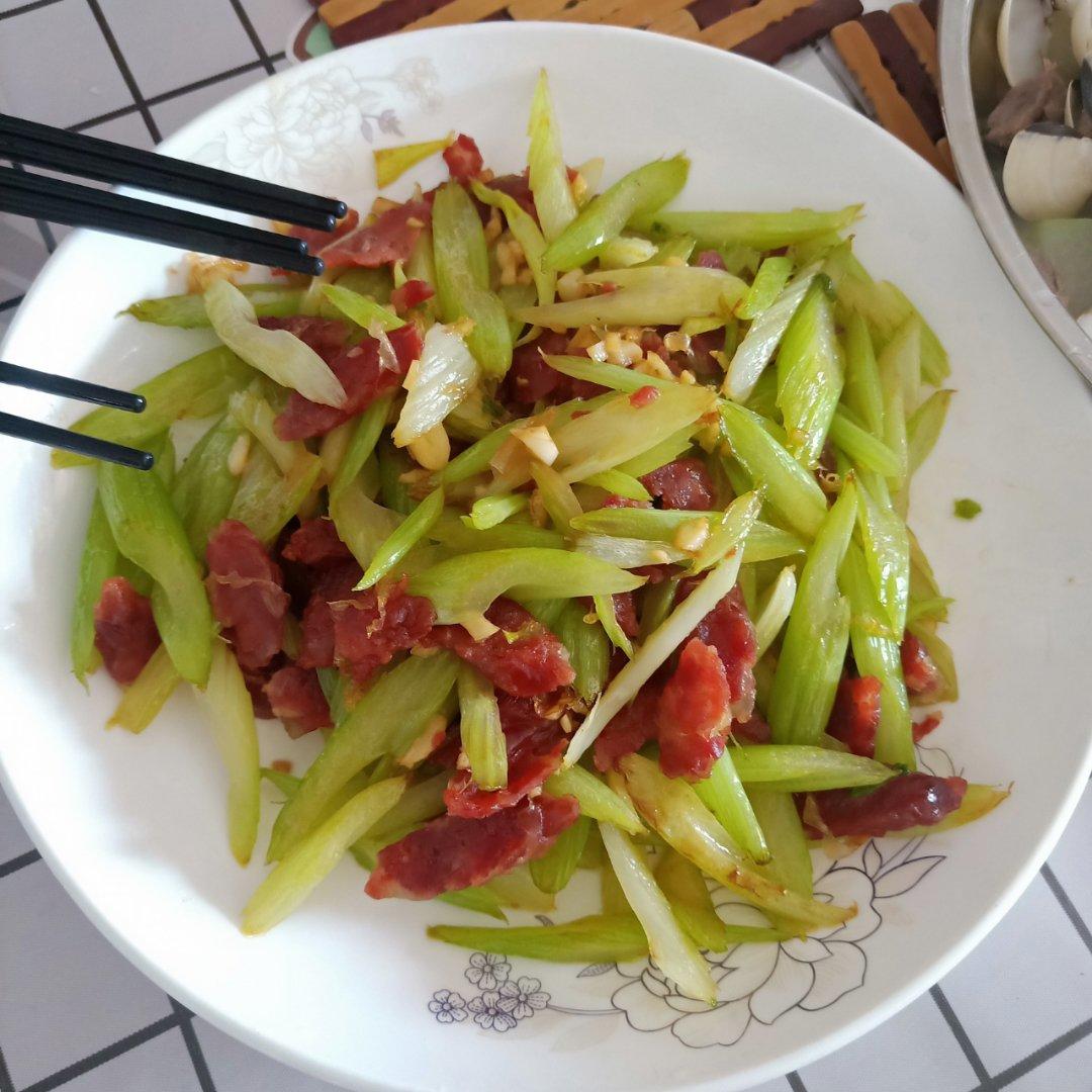 西芹炒腊肠（热菜）