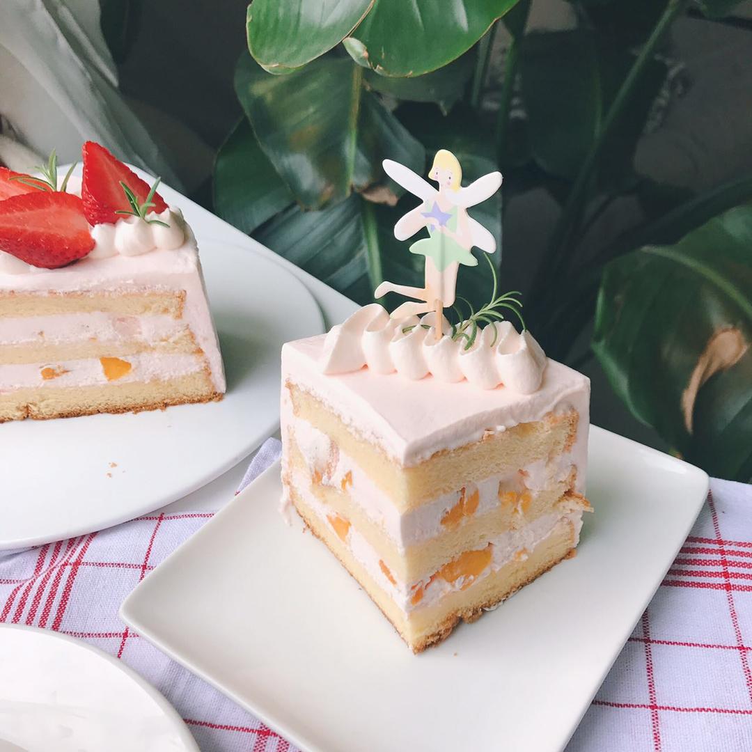 粉色草莓戚风蛋糕