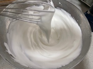 高颜值甜品❗️蓝颜蜜桃蛋糕卷的做法 步骤6