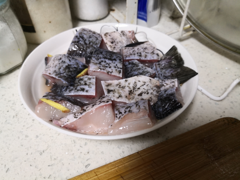 酱香花鲢鱼块的做法 步骤1
