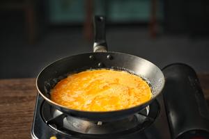 滑嫩快手黄油炒蛋的做法 步骤4