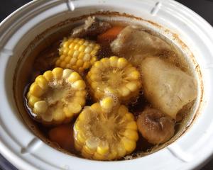 玉米鱼胶排骨汤的做法 步骤2