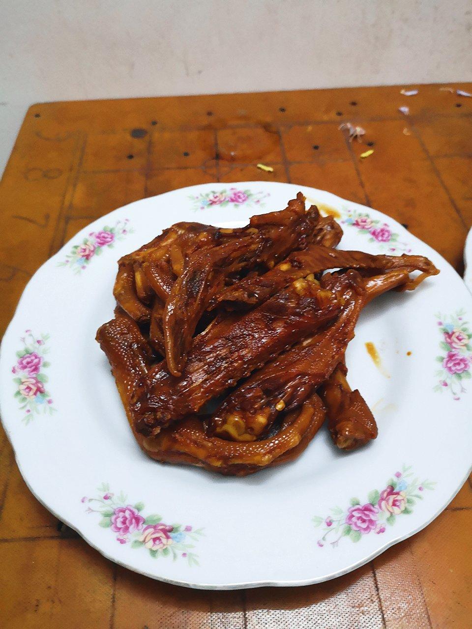 周黑鸭版鸭脖子（好吃到舔手指）