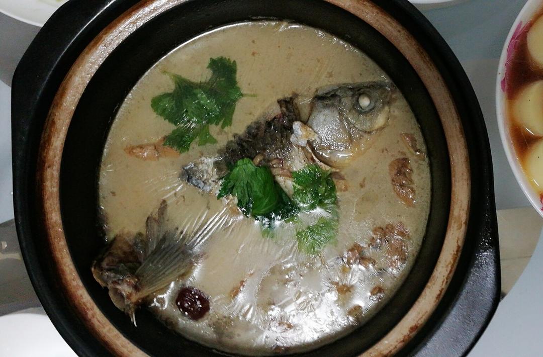 【当归黄芪炖鲫鱼汤的做法步骤图,怎么做好吃】花姐爱吃_下厨房