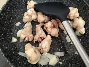 酱香鸡膀根炖土豆的做法 步骤3