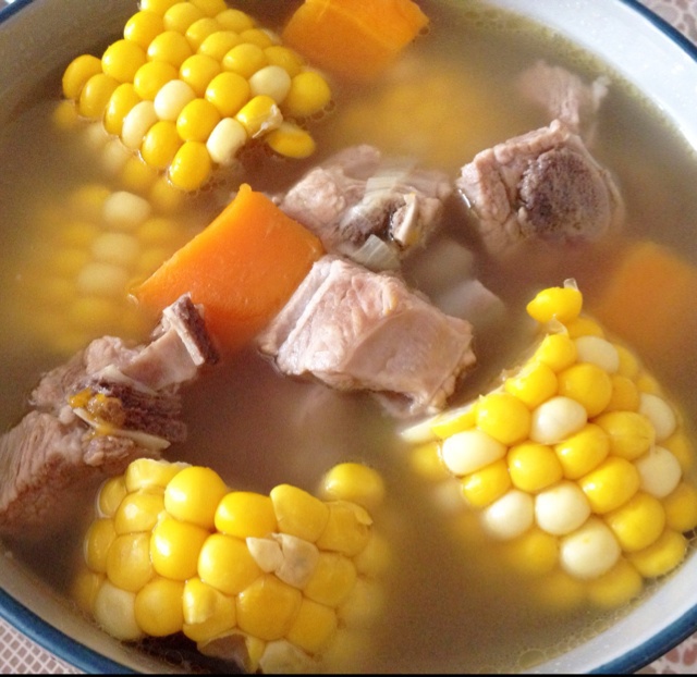 lyn晩暹做的胡萝卜玉米排骨汤