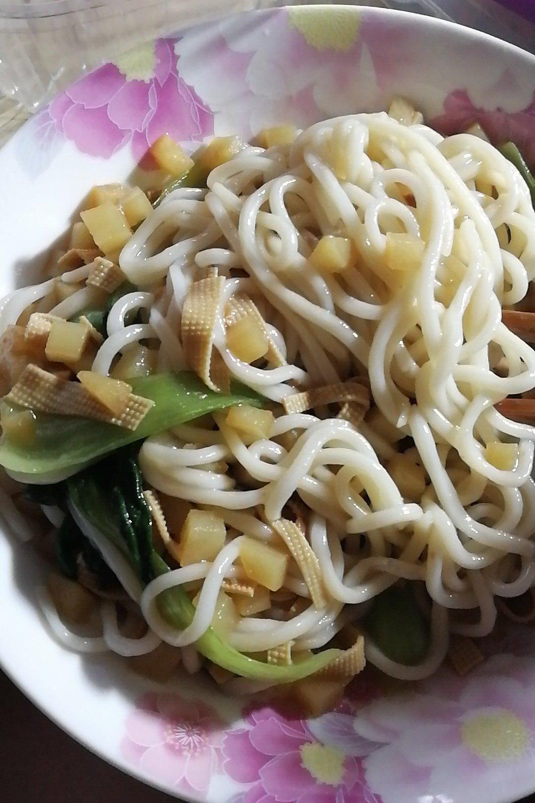熬酱土豆拌面