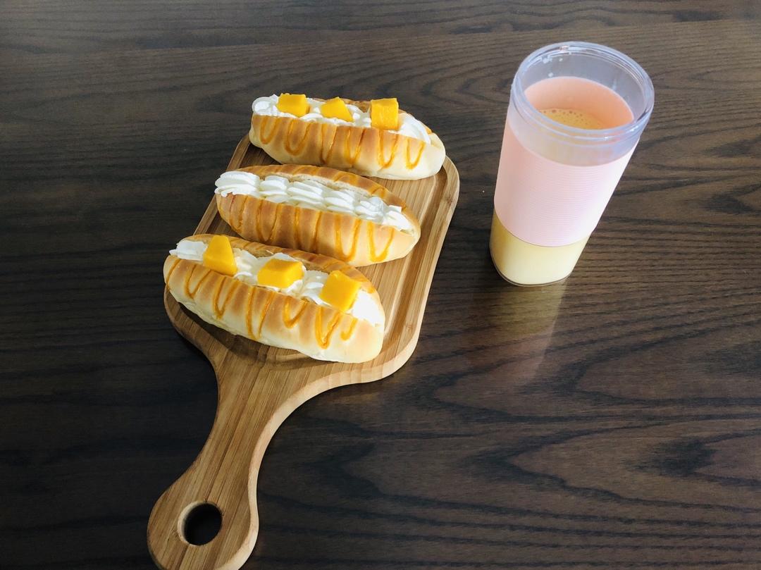 草莓奶露维也纳【毛毛虫面包】