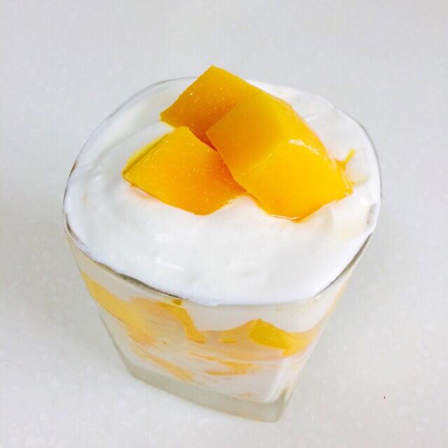 喵有一个梦想做的芒果奶油杯