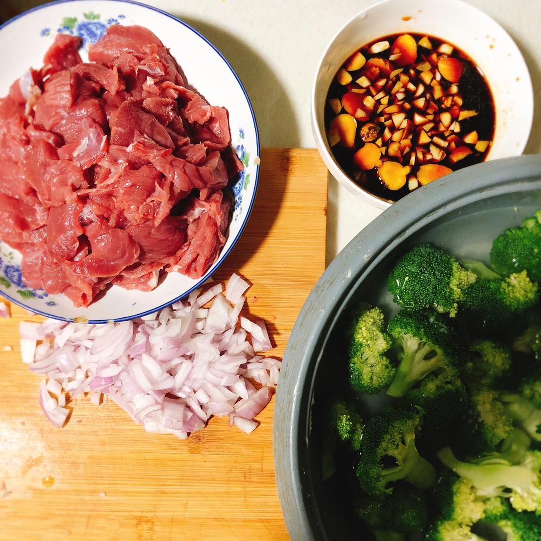 减脂三餐·电饭煲 |无油西兰花炖嫩牛肉