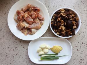 小鸡炖蘑菇（家常版）的做法 步骤1
