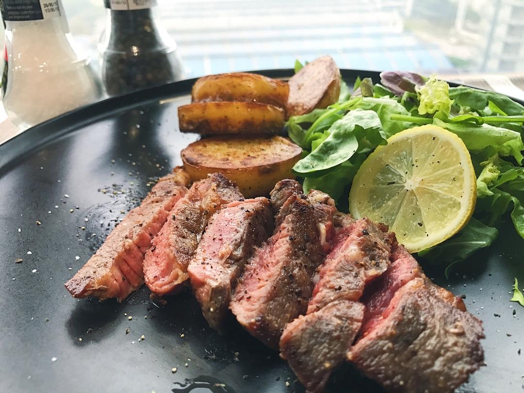 冯小小毛做的煎牛排