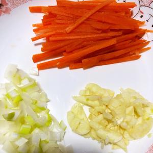 快手素炒圆白菜胡萝卜丝的做法 步骤3