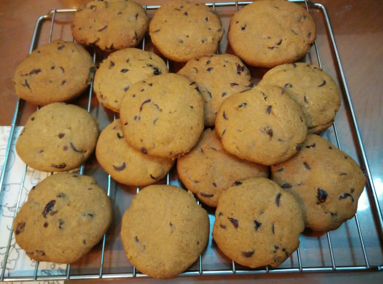 巧克力樱桃黄油曲奇饼干cheeky choc chip & cherry cookies