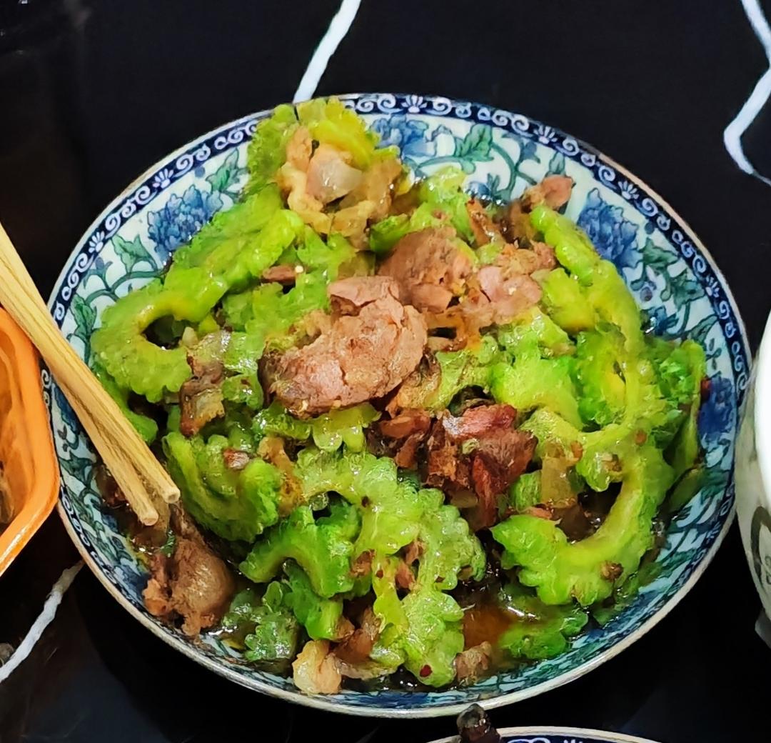 苦瓜炒腊肠｜腊味的家常吃法