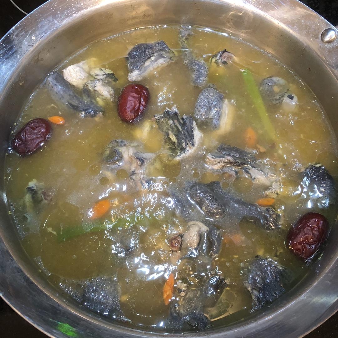 枸杞红枣乌鸡汤