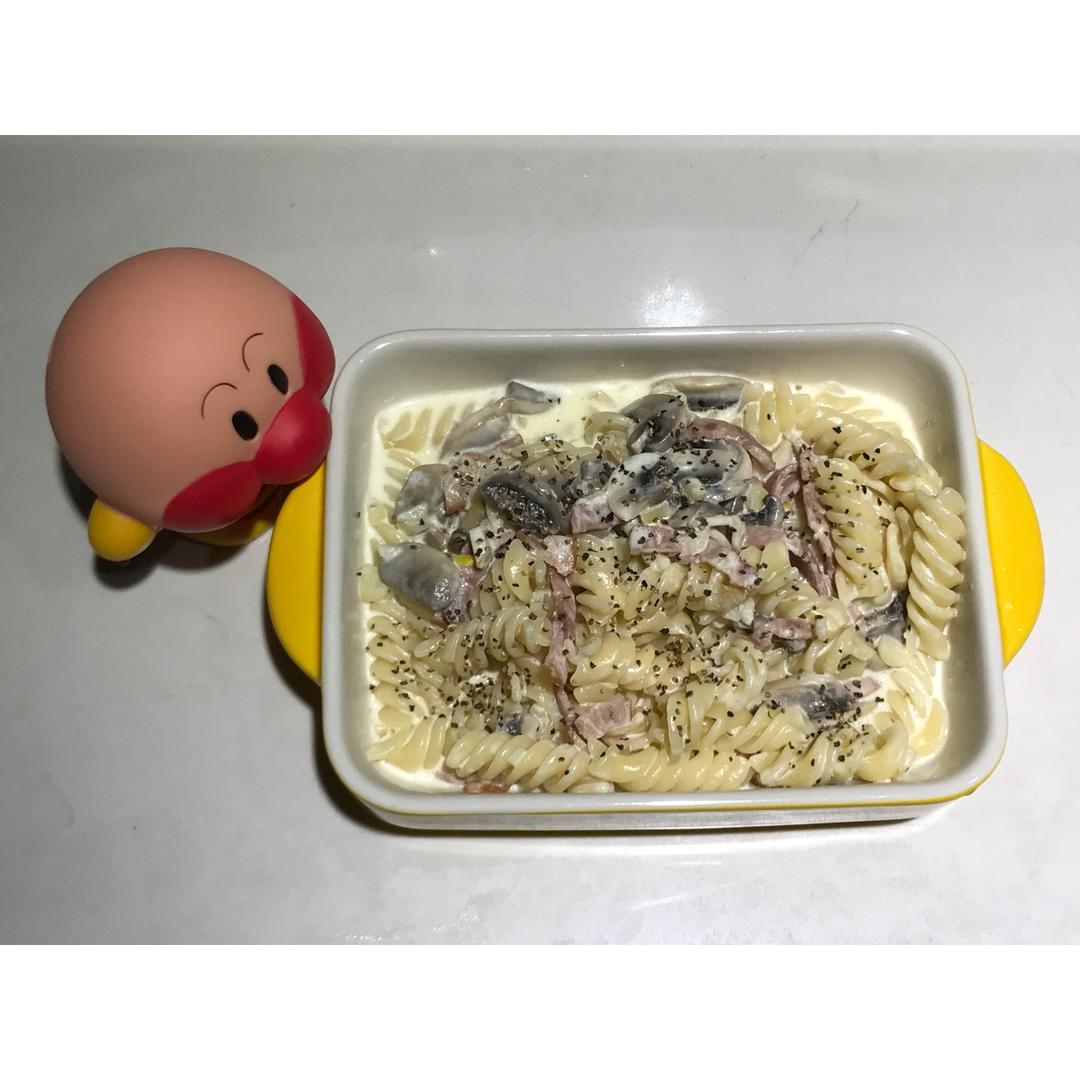 白蘑菇奶油培根意面