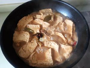鱼头煲豆腐—在家也能吃上农家乐的铁锅炖鱼炖豆腐的做法 步骤2