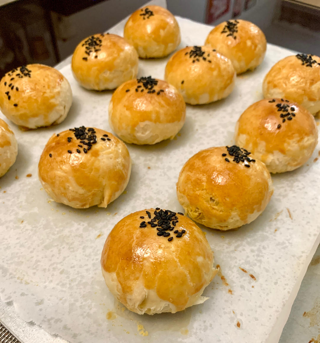 晶沙蛋黄肉松酥