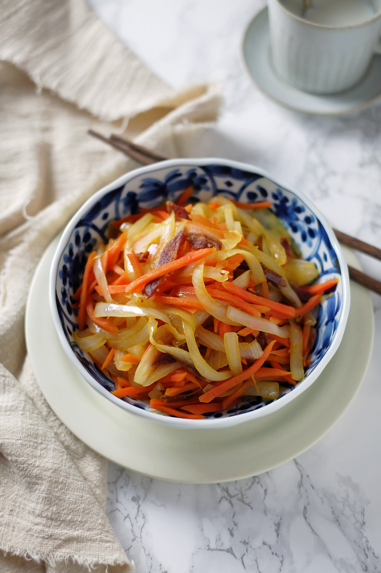 瘦肉皮冻做的朴素的胡萝卜炒洋葱