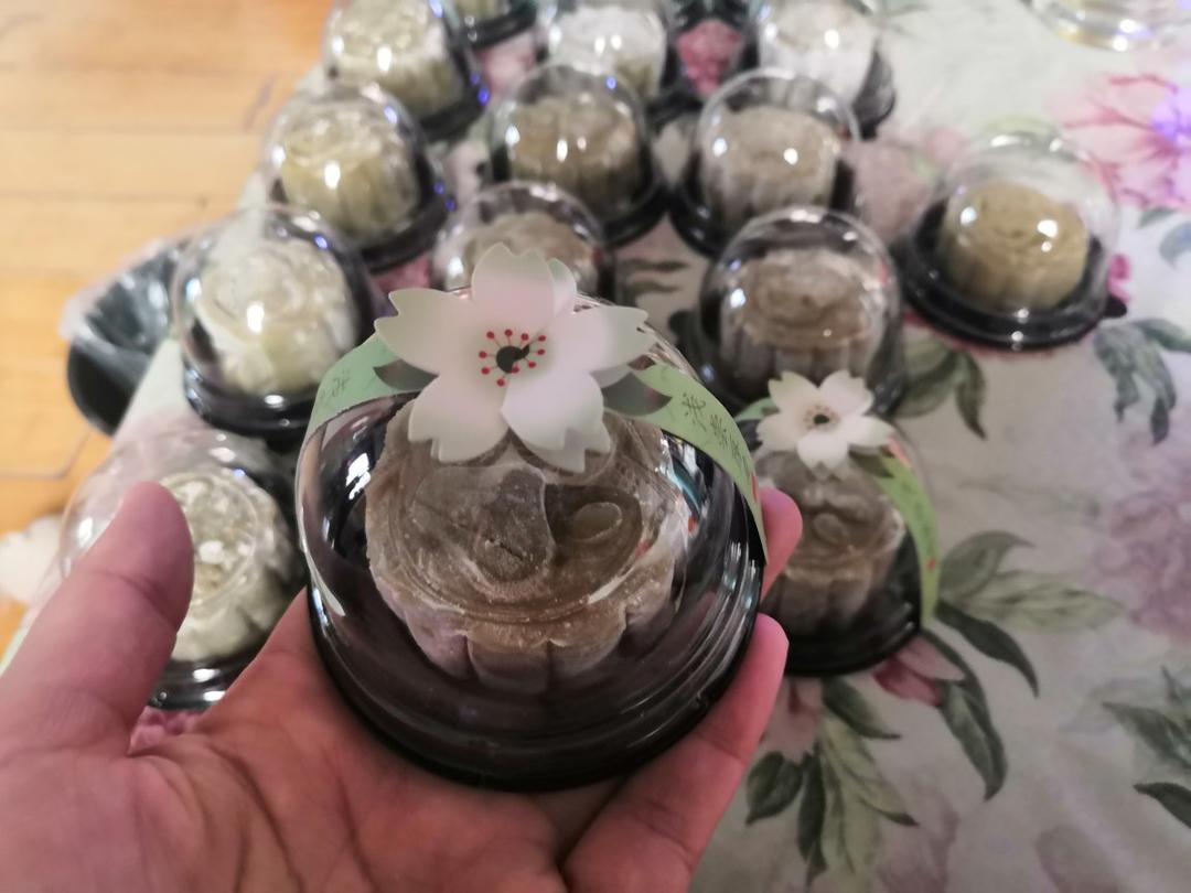 抹茶红豆冰皮月饼