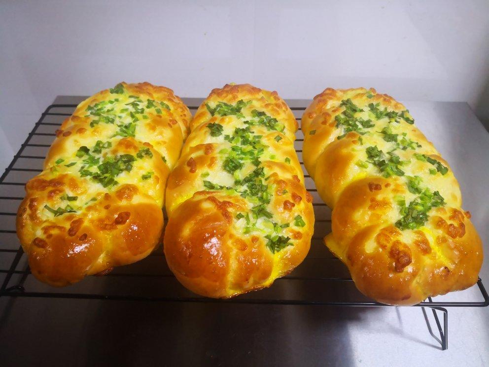 香葱肉松辫子面包