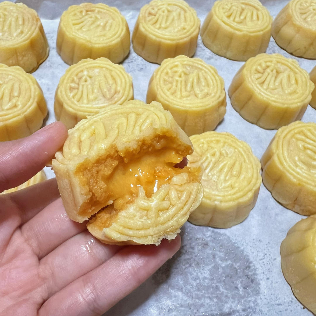💃奶黄流心月饼——这是可以让你坐稳朋友圈厨霸位置的月饼🥮，没人点赞算我输👎