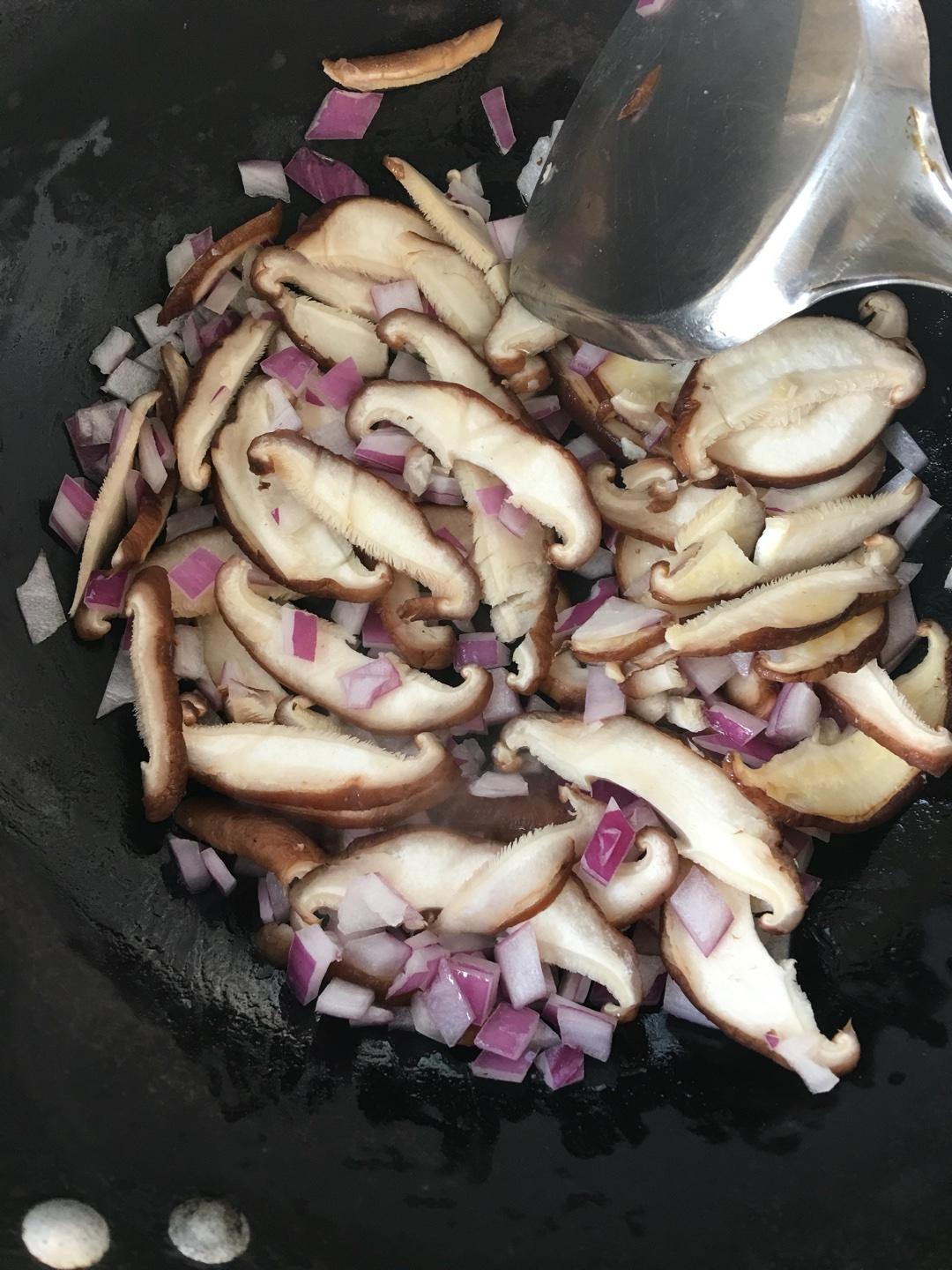 在家也能做之奶油蘑菇汤的做法 步骤1