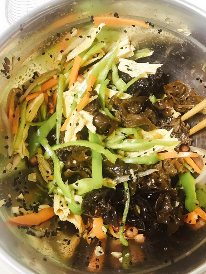 七彩健康餐：木耳腐竹青椒胡萝卜丝儿的做法