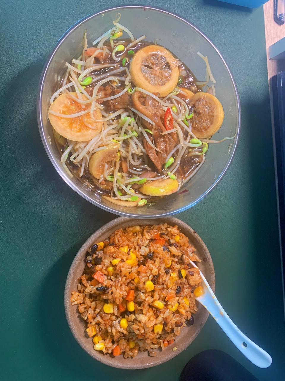 蛋炒饭不要只放鸡蛋了，加点老干妈，生抽耗油都不需要了，香喷喷